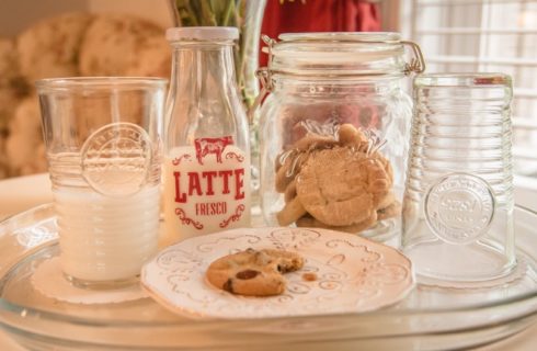 Latte milk bottle and mason style cookie jar with cookies and a cookie on a plate