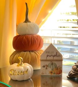 Velvet-pumpkin-arrangement-with-a-wooden-sign-and-ceramic-blessings-pumpki